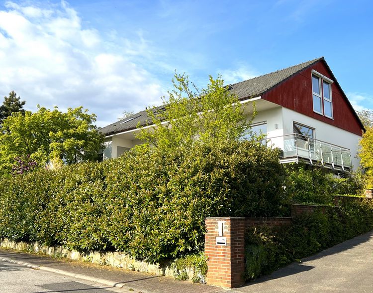 Nieder-Erlenbach! Freistehendes Haus mit Einliegerwohnung auf 700m² Grundstück.