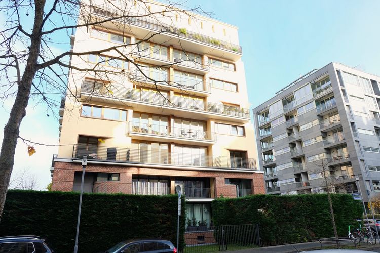 Lage Lage Lage! 2 Zimmer Wohnung mit großem Balkon und TG-Stellplatz direkt am Main.