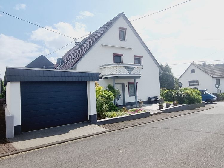 Marienrachdorf: - Einziehen und Wohnen-, Saniertes Einfamilienhaus mit Garage auf kleinem Areal