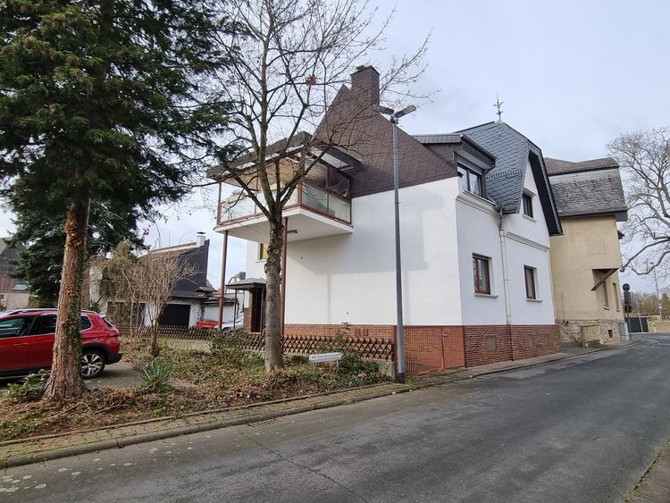 Bad Camberg: Freistehende Immobilie mit Garagen und Garten