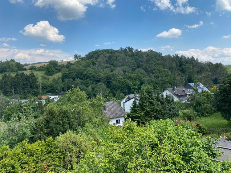 Bad Schwalbach-Fischbach:  Klassisch freistehendes Einfamilienhaus mit Blicklage!