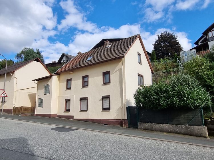 Ernsthausen bei Weilmünster:  Gepflegtes Einfamilienhaus mit Garagen im Nebengebäude