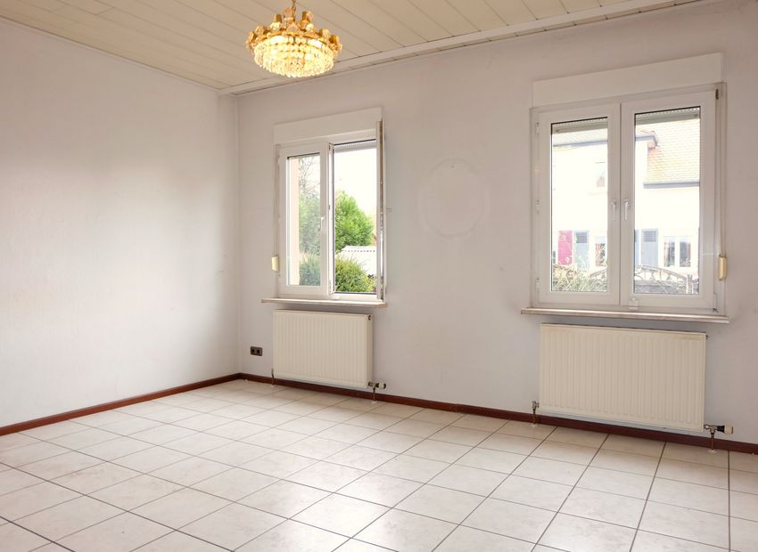 Frankfurt-Zeilsheim! Wunderschöne kleine Doppelhaushälfte auf ca. 261m² Grundstück.