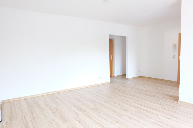 Neu-Isenburg! Renovierte 2 Zimmer Wohnung mit großem Balkon.