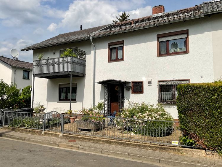 Wiesbaden-Weidenborn: Vielseitige Doppelhaushälfte in Südost!