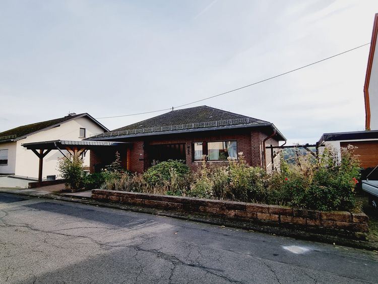 Kadenbach: Freistehender Bungalow in herrlicher Aussichtslage mit Garten