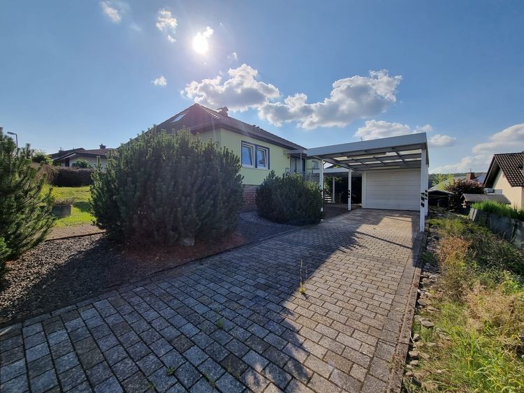 Niederelbert:  Bungalow mit Garage, Garten und Carport in ruhiger Ortsrandlage