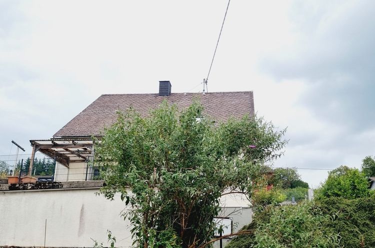 Gemeinde Brandscheid: Freistehende Immobilie mit Garten und Garagen